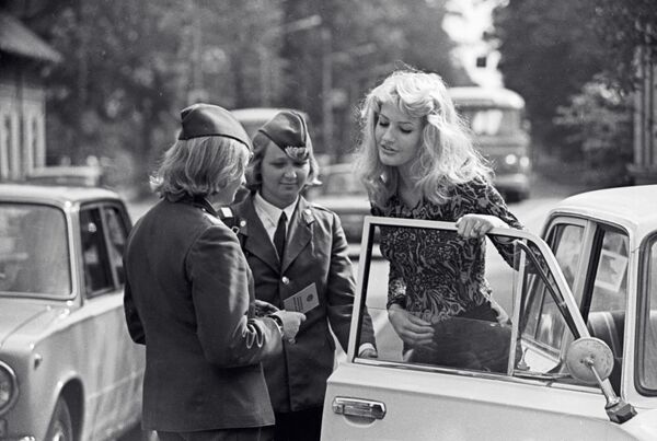 Сотрудницы ГАИ проверяют документы у автомобилистки в Юрмале, 1979 год - Sputnik Латвия