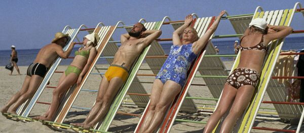 Солнечные ванны на побережье Рижского залива в Юрмале, 1975 год - Sputnik Латвия