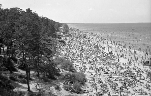 Отдыхающие на пляже Рижского взморья в июле 1973 года - Sputnik Латвия