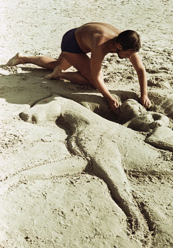 Отдыхающий на Рижском взморье Юрмалы создает скульптуру из песка, 1968 год - Sputnik Латвия