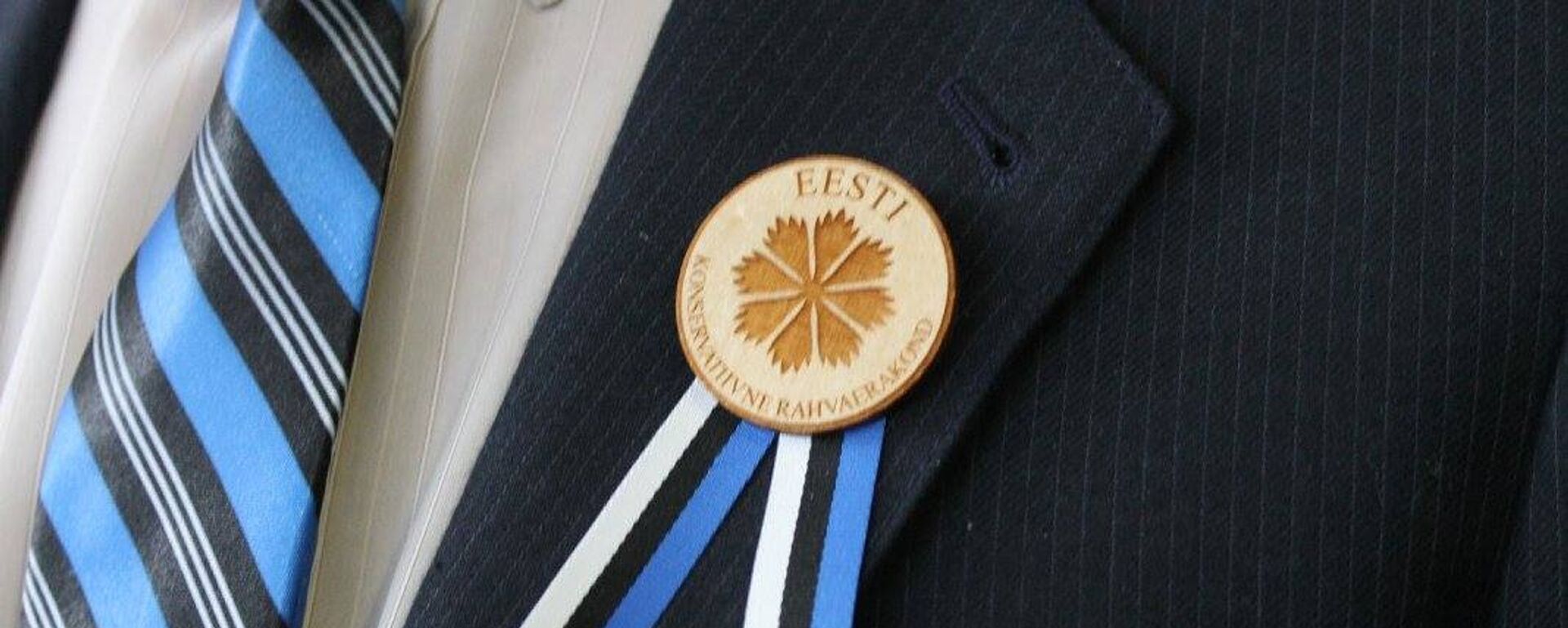 Значок с символикой Консервативной партии Эстонии (EKRE) - Sputnik Латвия, 1920, 04.04.2019