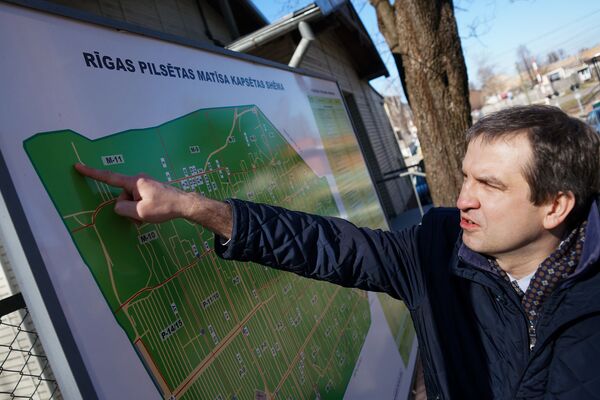 Мародерский закон и табу на скандалы: на кладбище в Риге топчут могилы революционеров - Sputnik Латвия