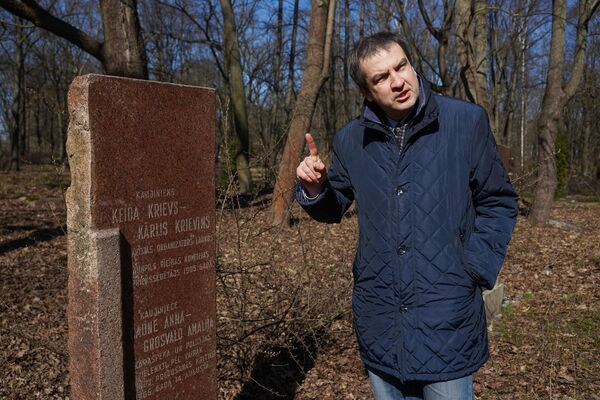 Мародерский закон и табу на скандалы: на кладбище в Риге топчут могилы революционеров - Sputnik Латвия