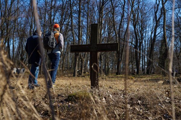 Мародерский закон и табу на скандалы: на кладбище в Риге топчут могилы революционеров - Sputnik Латвия
