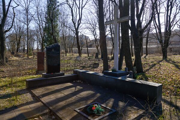 Мародерский закон и табу на скандалы: на кладбище в Риге топчут могилы революционеров - Sputnik Латвия