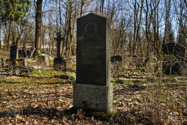 Мародерский закон и табу на скандалы: на кладбище в Риге топчут могилы революционеров - Sputnik Латвия