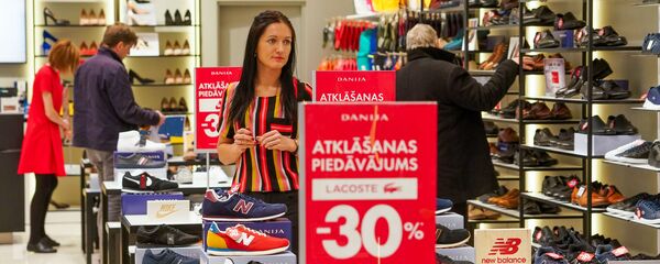 С первого же дня работы Akropole покупателей привлекают скидками - Sputnik Латвия