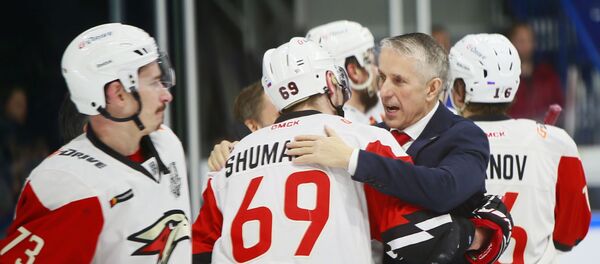 Главный тренер Авангарда Боб Хартли (справа) и игроки ХК Авангард Главный тренер Авангарда Боб Хартли (справа) и игроки ХК Авангард - Sputnik Латвия