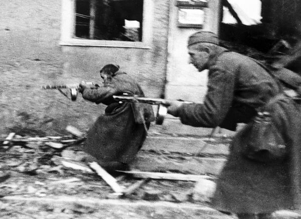Советские солдаты ведут бой на улицах Ширвиндта, 1944 год - Sputnik Латвия