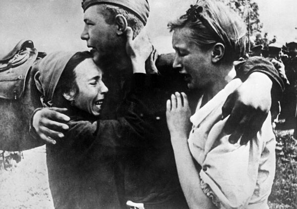Рядовой Широбоков встретил своих сестер, спасшихся от смерти, 1943 год - Sputnik Латвия