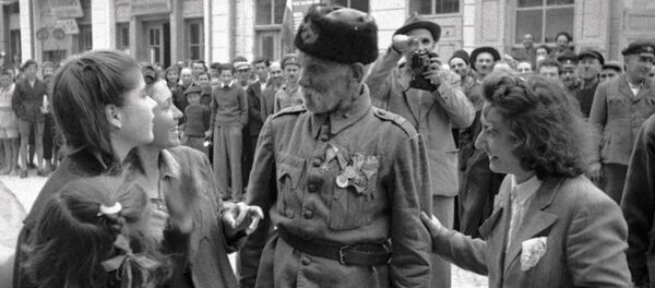 Ветеран турецкой войны беседует с девушками, в освобожденном войсками РККА от фашистов, болгарском городе, 1944 год Ветеран турецкой войны беседует с девушками, в освобожденном войсками РККА от фашистов, болгарском городе, 1944 год - Sputnik Latvija