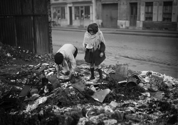 Дети роются в мусоре на одной из парижских улиц во время Второй Мировой войны, 1945 год - Sputnik Латвия