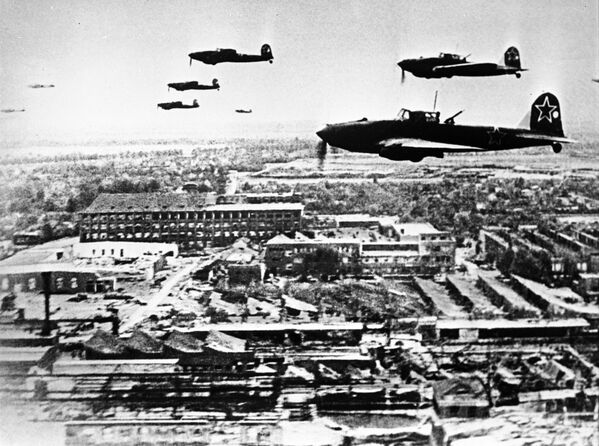 Советские самолеты Ил-2 в небе над Берлином во время Великой Отечественной войны, 1945 год - Sputnik Латвия