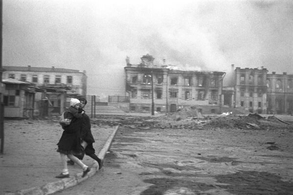 На Вокзальной площади Сталинграда во время налета немецкой авиации во время Великой Отечественной войны, 1942 год - Sputnik Латвия