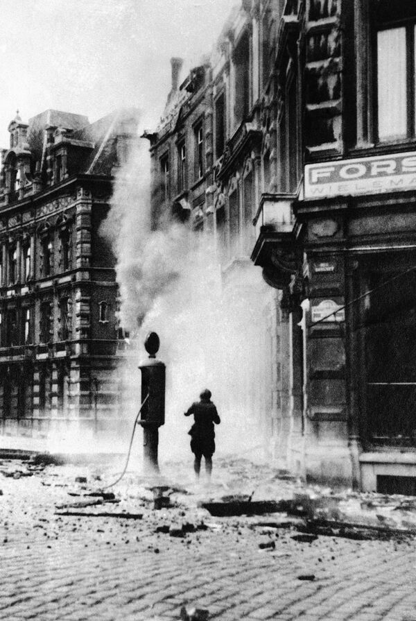 Улица в городе Намюр (Бельгия) после авиаударов немецкой авиации, 1940 год - Sputnik Латвия
