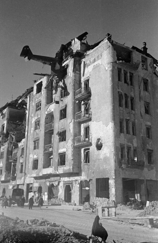 Планер DFS-230 фельдфебеля Георга Филиуса, врезавшийся в здание на улице Аттилы при попытке сесть на Кровавом лугу в Будапеште, 1945 год  - Sputnik Латвия