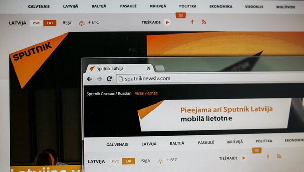 Монитор компьютера с сайтом Sputnik Латвия - Sputnik Латвия