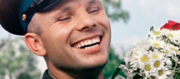 Летчик-космонавт СССР Юрий Гагарин с букетом ромашек - Sputnik Латвия