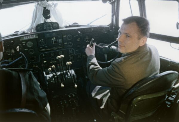Юрий Гагарин в кабине самолета перед полетом в космос - Sputnik Латвия