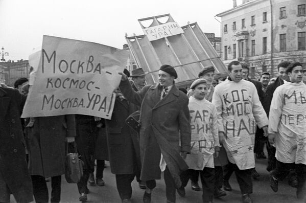 Студенты медицинских институтов на демонстрации в честь полета Юрия Гагарина в космос - Sputnik Латвия