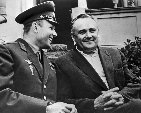 Космонавт Юрий Гагарин и а кадемик Сергей Королев после первого в мире полета человека в космос на корабле Восток - Sputnik Латвия