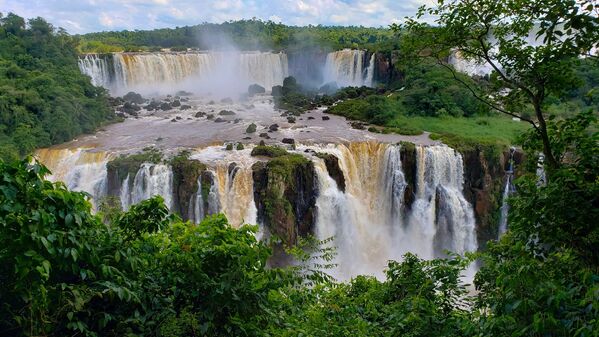 Игуасу состоит из 275 водопадов, общей шириной более трех километров, а высота достигает 82 метров. Шум от водопада слышен за 20-25 километров. Игуасу находится на границе Бразилии и Аргентины, образуют водопад две реки - Игуасу и Парана - Sputnik Латвия