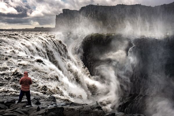 Исландия известна прекраснейшими водопадами, озерами, гейзерами и ледниками. Одним из самых знаменитых и красивых водопадов Исландии является водопад Деттифос. Ширина Деттифосса - около 100 метров, а высота - 44 метра - Sputnik Латвия