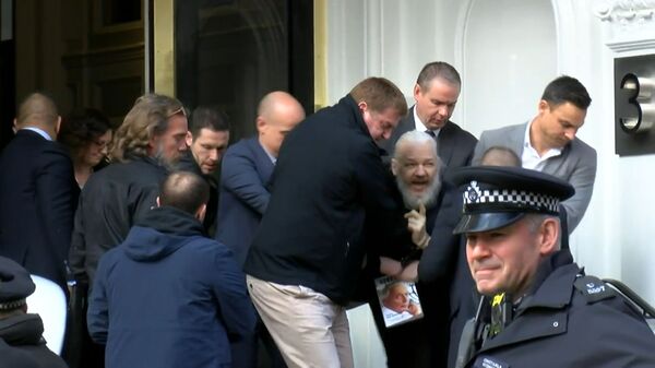 Кадры задержания Джулиана Ассанжа у посольства Эквадора в Лондоне - Sputnik Latvija