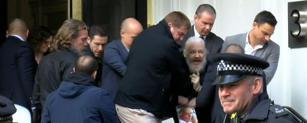 Кадры задержания Джулиана Ассанжа у посольства Эквадора в Лондоне - Sputnik Латвия