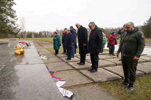 Светлая память мученикам Саласпилса: кладбище, забытое Латвией, но не Россией - Sputnik Латвия