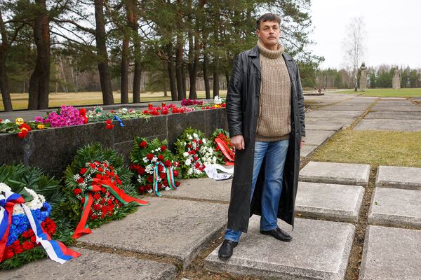 Светлая память мученикам Саласпилса: кладбище, забытое Латвией, но не Россией - Sputnik Латвия