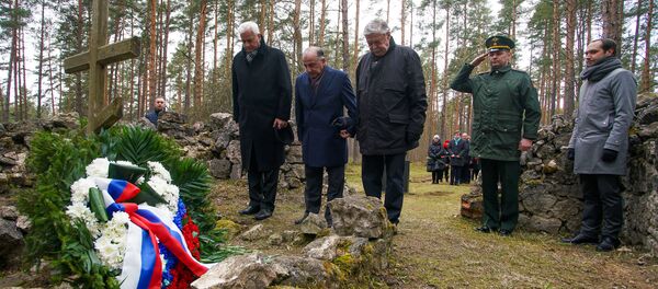 В День освобождения узников нацистских концлагерей послы Азербайджана, Беларуси и России возложили цветы на Старом гарнизонном кладбище в Саласпилсе - Sputnik Латвия