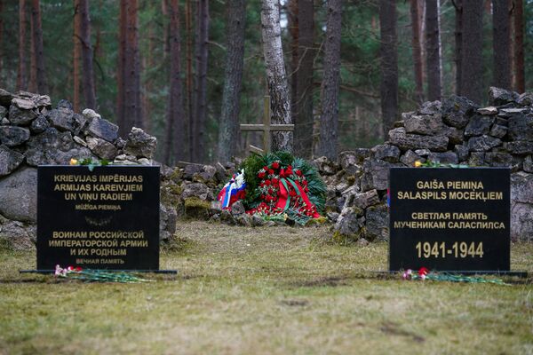 Светлая память мученикам Саласпилса: кладбище, забытое Латвией, но не Россией - Sputnik Латвия