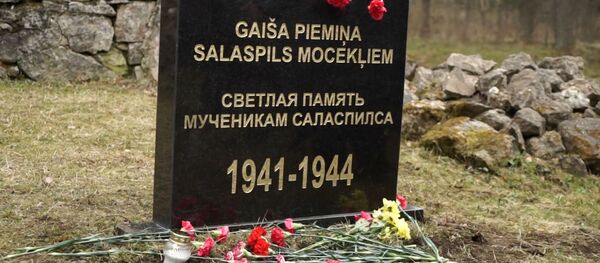 В Саласпилсе возложили цветы в память о погибших в концлагерях - Sputnik Латвия