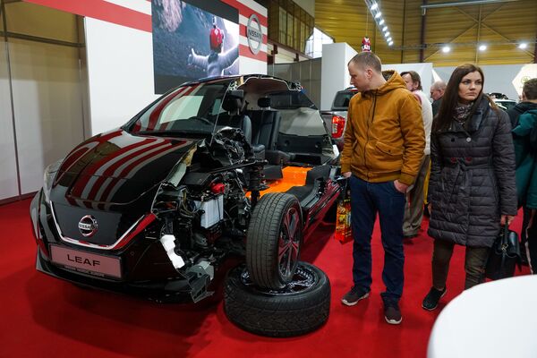 Рев моторов на всю столицу: в зале Кипсала открылась выставка Авто-2019 - Sputnik Латвия