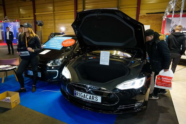 Рев моторов на всю столицу: в зале Кипсала открылась выставка Авто-2019 - Sputnik Латвия