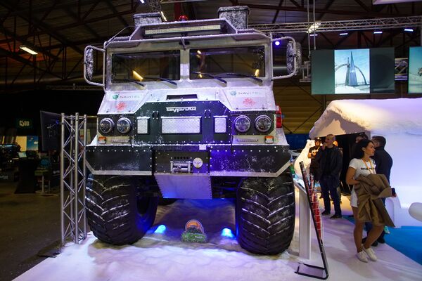 Рев моторов на всю столицу: в зале Кипсала открылась выставка Авто-2019 - Sputnik Латвия