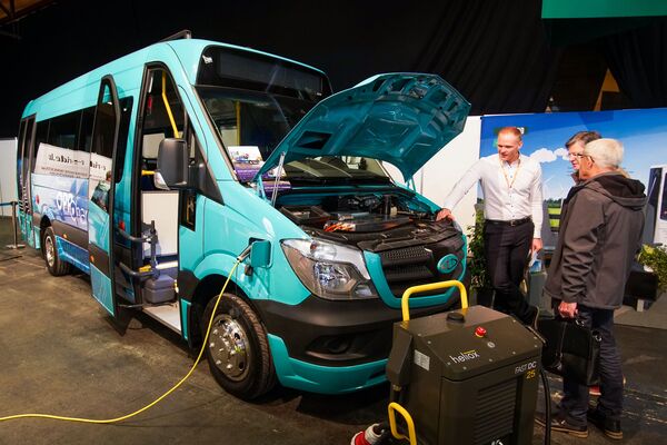 Рев моторов на всю столицу: в зале Кипсала открылась выставка Авто-2019 - Sputnik Латвия