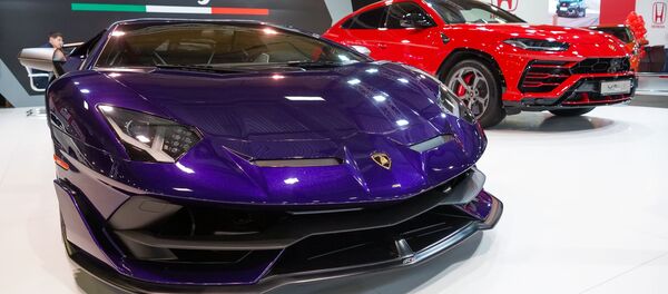 Международная выставка автоиндустрии Auto 2019. Суперкары Lamborghini Aventador SVJ и Lamborghini Urus - Sputnik Латвия