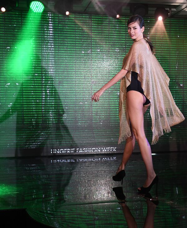 Модель демонстрирует купальник во время дефиле на Неделе нижнего белья, купальников и домашней одежды Lingerie Fashion Week - Sputnik Латвия