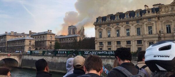 Пожар в соборе Парижской Богоматери Пожар в соборе Парижской Богоматери - Sputnik Латвия