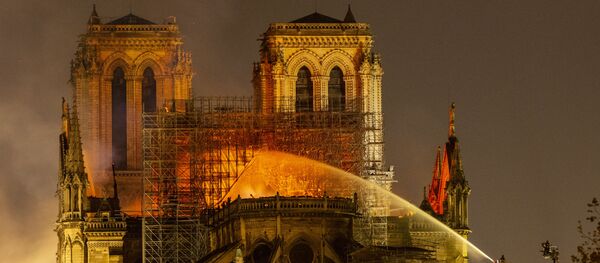 Пожар в соборе Парижской Богоматери Пожар в соборе Парижской Богоматери - Sputnik Latvija