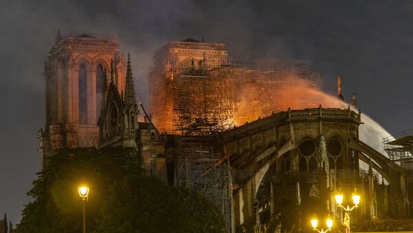 Пожар в соборе Парижской Богоматери - Sputnik Latvija