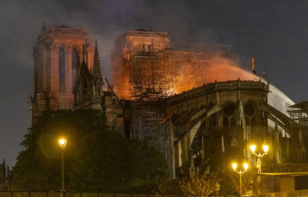 Пожар в соборе Парижской Богоматери до сих пор не потушен Пожар в соборе Парижской Богоматери до сих пор не потушен - Sputnik Латвия