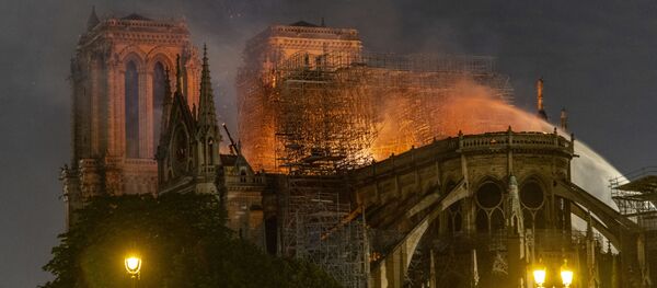 Сердце Франции вырвано: борьба с огнем в соборе Нотр-Дам Сердце Франции вырвано: борьба с огнем в соборе Нотр-Дам - Sputnik Латвия