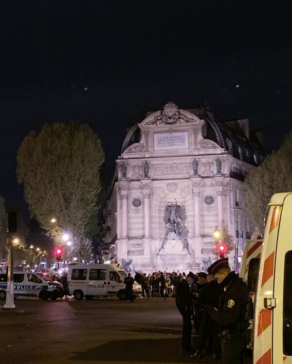 Пожар в соборе Парижской Богоматери до сих пор не потушен Пожар в соборе Парижской Богоматери до сих пор не потушен - Sputnik Латвия
