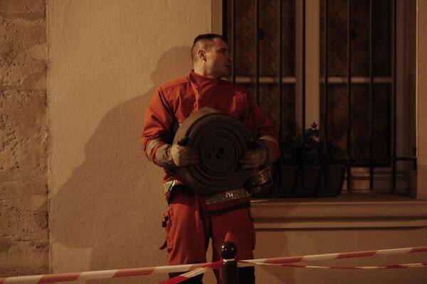 Пожарный во время тушения пожара в соборе Парижской Богоматери - Sputnik Латвия