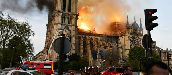 Пожар в соборе Парижской Богоматери Пожар в соборе Парижской Богоматери - Sputnik Latvija