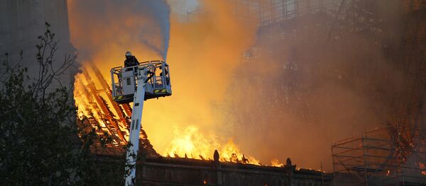 Пламя сносит 850 лет истории: горит собор Парижской Богоматери - Sputnik Латвия