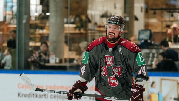 Хоккеист сборной Латвии Рихардс Букартс в новой форме - Sputnik Латвия